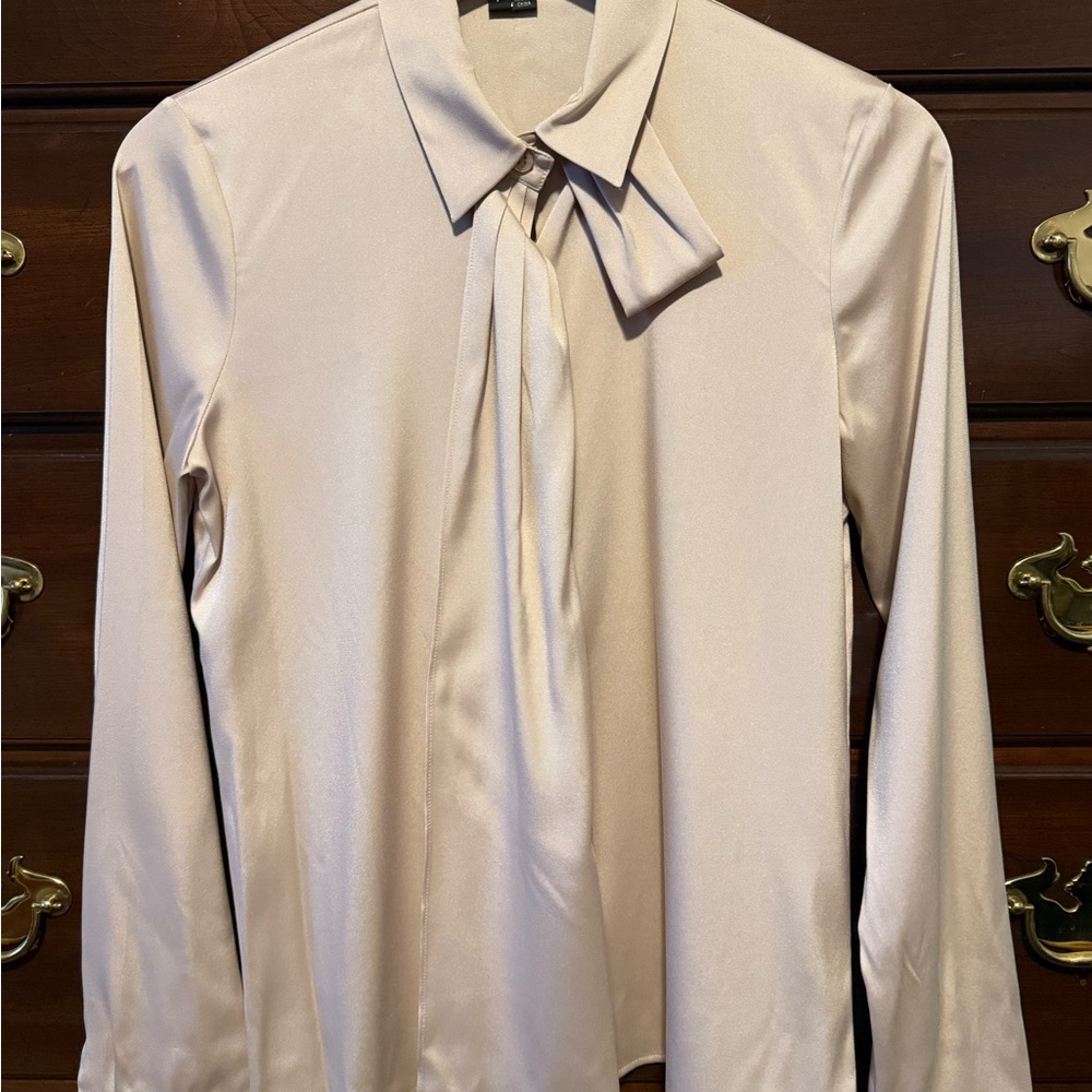 Elegant Cream Blouse with Bow Detail Theory